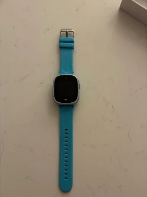 Blå smartklocka från Cmee - Snygg blå smartklocka från Cmee med rektangulär skärm och silikonarmband. Klockan har en modern design och passar perfekt för dig som vill ha koll på tiden och smarta funktioner direkt på handleden. Enkel att justera med flera hål i armbandet. Den är självständig så att man inte behöver ha med någon telefon. I originalförpacknig med laddare osv.