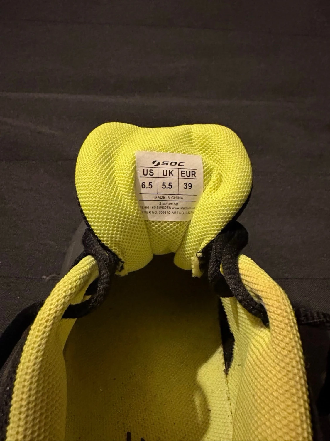 Svarta sneakers från SOC med neongul detalj - 3