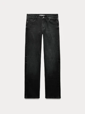 Svarta raka jeans från ZARA - Snygga svarta jeans från ZARA med rak passform och klassisk femficksdesign. Jeansen har normal midja och är tillverkade i slitstarkt bomullsmaterial. Perfekta för en avslappnad och stilren look.