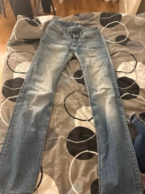 Ljusblå Lågmidjade jeans  - Säljer ett par Lågmidjade blåa jeans de har slitningar där bak som är lagade så ingenting syns igenom. Pris går att diskutera 