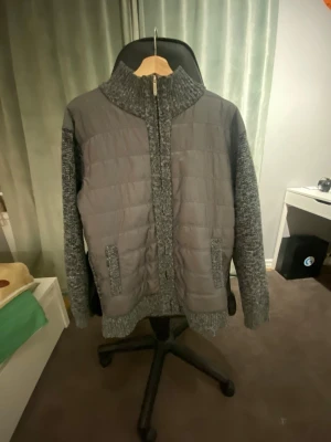 Hugo boss stickad jacka - Säljer hugo boss stickad jacka. Tyvärr ramlade bokstäverna av jackan. 