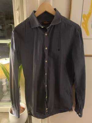 Blå Morris skjorta - Tja! Säljer nu denna riktigt snygga Morris skjorta. Denna har varit sparsamt använd och detta gör att skicket är braa! Kom gärna med frågor eller bud!