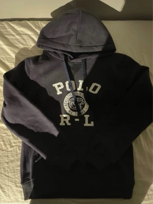 Ralph lauren hoodie  - Helt ny inga defekter. Passar 175-185. Marinblå. M/S