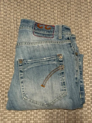Dondup Sammy W33 - Snygga och stilrena jeans från exklusiva italienska märket Dondup, modell Sammy. Klassisk blå tvätt med snygg fade och diskreta slitningar som ger ett avslappnat men välklätt uttryck. Slim/straight passform som funkar både till vardag och mer uppklädda outfits. Ny pris: 2500-3000kr. Hör gärna av vid frågor eller snabba affärer