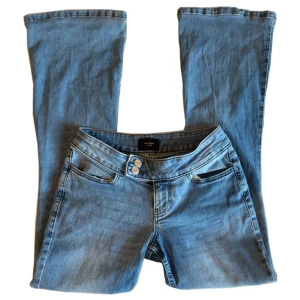 Blåa lowwaist flare jeans, Vero Moda - Blåa lågmidjade utsvängda jeans från Vero Moda, Midjemått 71cm Grenhöjd 18cm Innerbenslängd 73cm Benslut (rakt över) 25cm