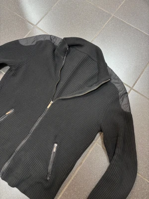 Cardigan - Cardigan. Storlek M. Skick 9/10. Nypris 2000, mitt pris 329. Hör av dig vid frågor o funderingar!