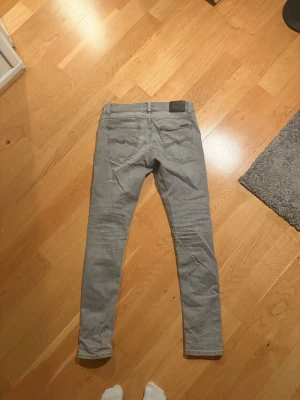 Ljusgrå jeans från Nudie - Säljer ett par ljusgrå jeans från nudie i modellen Tight Terry. Storlek 31:32