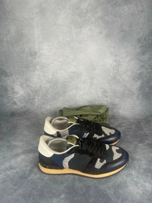 Valentino Rockrunnee - Skick: 8,5/10. | Ingår: skor och dustbags. | Nypris: +- 7000 SEK.