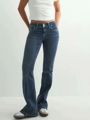 Blå bootcut jeans med låg midja - Säljer ett par blåa bootcut jeans med låg midja och snygga detaljer på bakfickorna. Perfekt nu på vinter och våren samt hösten. Storlek 32 men passar även 34 som jag har i vanliga fall🩷