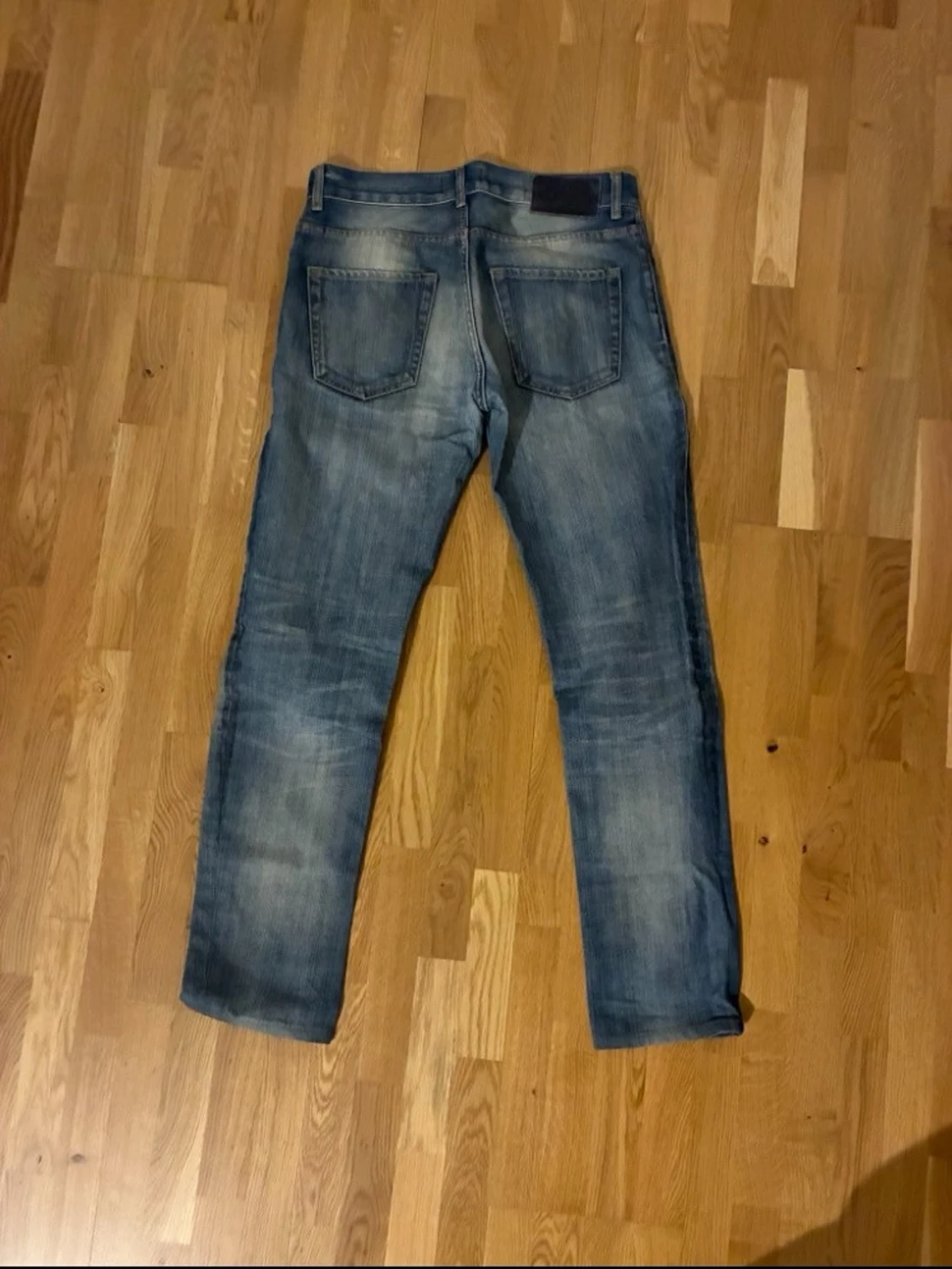 Blå raka jeans med slitningar - 1