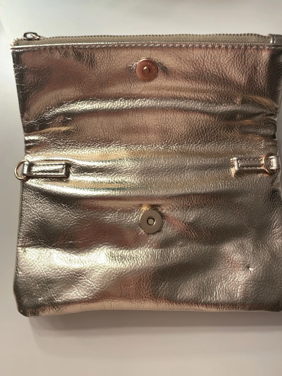 Metallic kuvertväska i ormmönster - 1