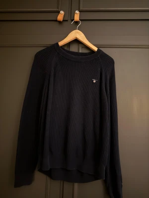 Mörkblå ribbstickad tröja från Gant - Stickad tröja från Gant som inte används längre💙