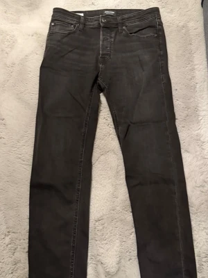 Jeans - Hej jag säljer dessa otroligt snygga jeans från Jack n Jones. Storlek 28-30 Slim fit. 