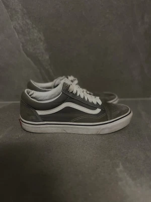 Gråa Vans Old Skool sneakers - Säljer ett par gråa sköna vans skor, med vit sula. Riktigt goa och passar bra nu till våren o sommaren pga av att de inte är speciellt tjocka.         Pris kan diskuteras🫱🏻‍🫲🏼