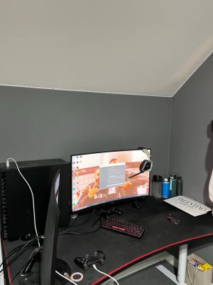 Stationär gamingdator med skärm och tillbehör - Säljer en stationär gamingdator med svart chassi, böjd skärm med 240hz och en med 60hz, mekaniskt tangentbord och gamingmus. Datorn har Intel i7 7700K, 16GB RAM, GTX 1070 Ti, 256GB SSD och MSI Z270 TOMAHAWK moderkort. Perfekt för gaming och multitasking. Säljer även bordet med hel täckningsmatta. Hämtas på plats kan ej frakta 