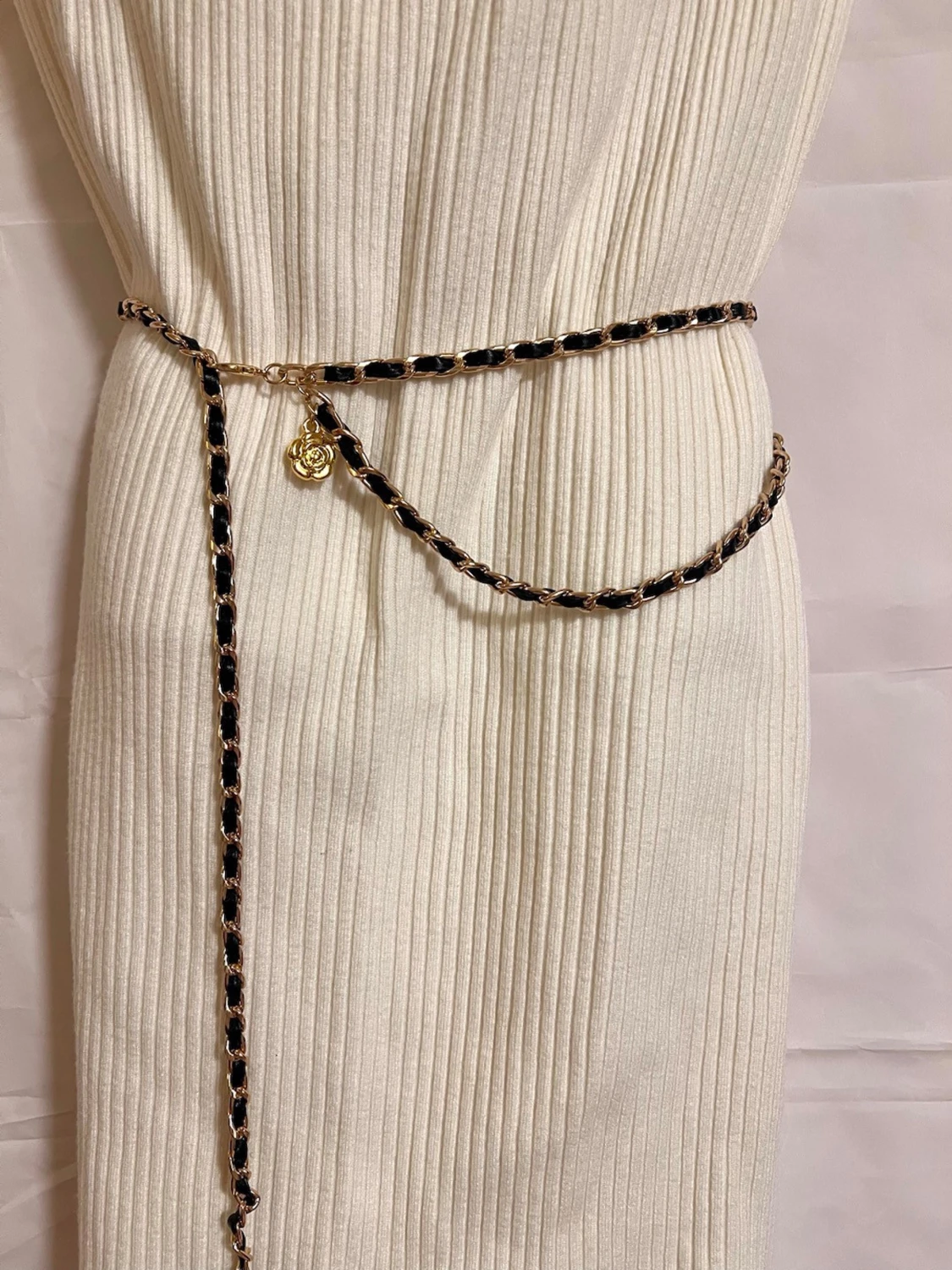 Kedjebälte med svarta detaljer och rosor