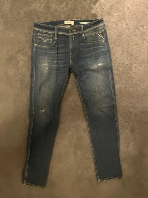 Replay anbass  - Säljer ett par blå Replay jeanz! Anbass I W30 och L30. Fick i julklapp men fel storlek! Använda Max en eller två gånger. Ny pris runt 2000. Tveka inte att höra av er om ni undrar nåt 