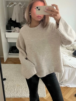 Beige stickad tröja - Super mysig beige stikad tröja från Gina 