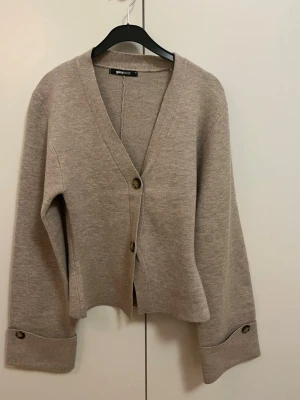 Beige kofta  Gina Tricot - Jättefin kofta från Gina. Den är helt oanvänd och sitter fint på men den är inte min stil. XS men passar även S