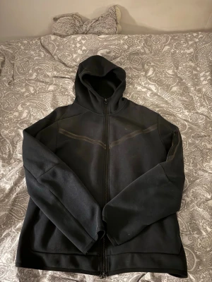 Nike tech hoodie svart  - Svart Nike tech fleece. Har inte använts på 2 år så väljer att sälja nu. Bra skick då jag inte hann använda så mycket.
