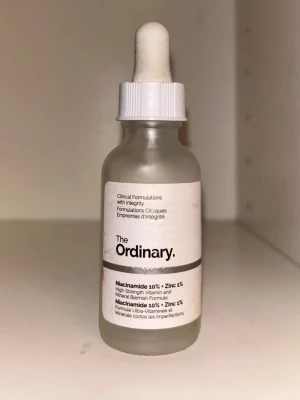The Ordinary Niacinamide 10% + Zinc 1% - The ordinary's Niacinamide 10% serum💕 Säljer serumet pågrund av ingen behov, har används ganska mycket och innehåller lite mer an hälften kvar. Kan vara bra för om man vill köpa för full pris eller vid att testa. Hjälper med Akne och porer, men även ärr.🙏🏼 För frågor går det bra att skriva privat💕