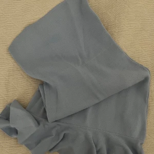 Slutsåld klänning - Så otroligt fin klänning med volang nedtill! Snäppet blåare i verkligheten 🩷 Markerad i midjan. Slutsåld från Zara