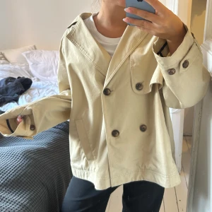 Beige kort trenchcoat - supersnygg beige trench, perfekt till hösten💕2XL men sitter snyggt som oversized på mig som brukar ha S/M