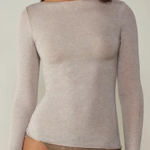 Beige Intimissimi tröja - Säljer min jätte fina och nästan aldrig använda Intimissimi tröja 💓💓