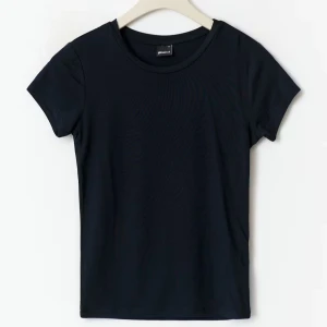 !SÄLJED I MARINBLÅ OCH BABYROSA! basic t-shirt från Gina Tricot - En stilren t-shirt från Gina Tricot med rund halsringning och korta ärmar. Modellen är klassisk och passar perfekt till jeans eller kjol. Tillverkad i mjuk bomull för en skön känsla hela dagen.