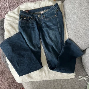 True Religion blå bootcut jeans - Jätte snygga True jeans som knappt är använda då dom är för stora för mig.Köpta på vinted men knappt använda.Väldigt små defekter.Skriv för fler frågor🫶🏻💕