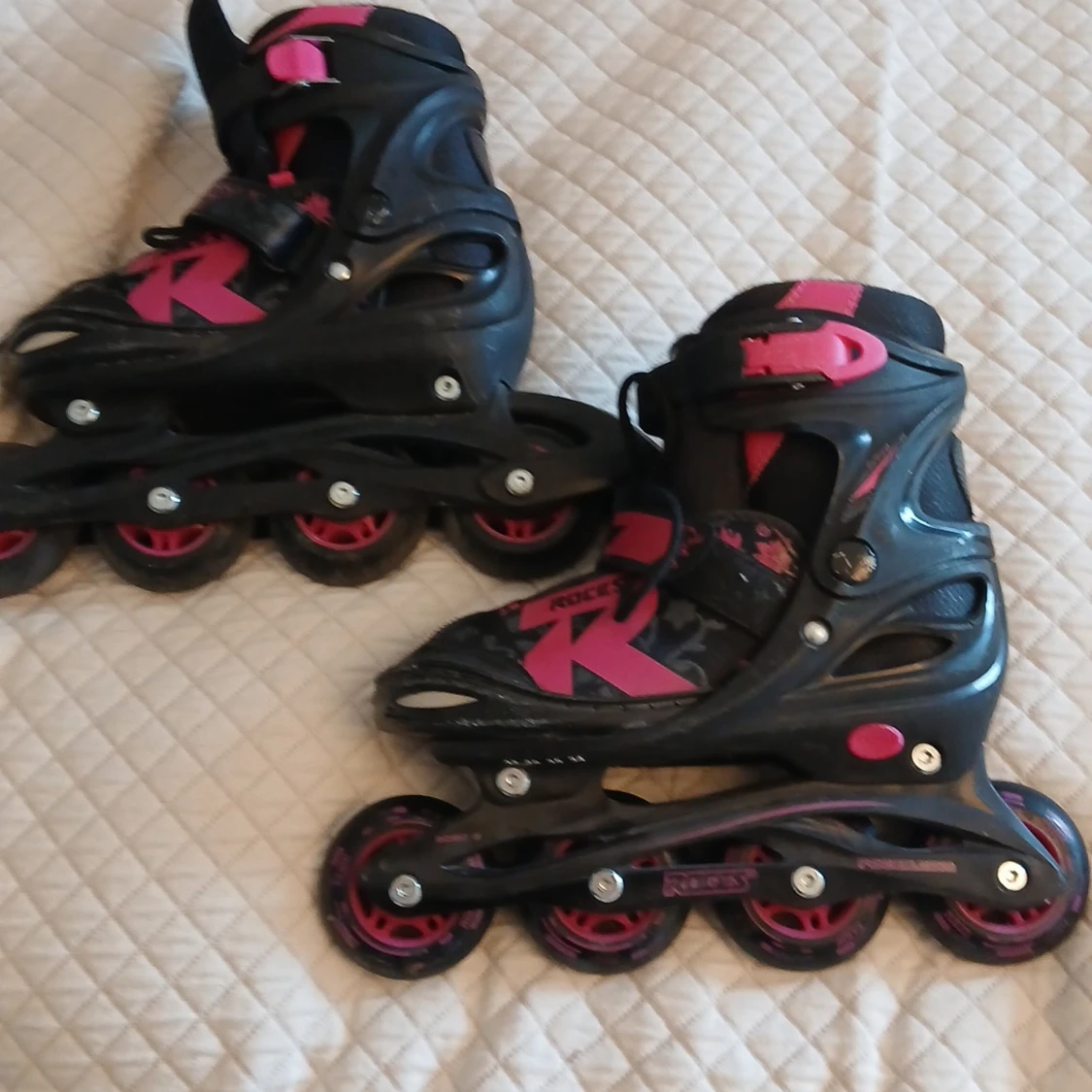 Svarta och rosa inlines från Roces