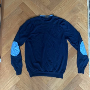 Stenströms merino ull tröja - Nu säljer vi denna stenströms tröjan i merinoull i storlek M. Den sitter dock numera som en S enligt mig. Den är sparsamt använd och därför i väldigt bra skick. Inga som helst defekter. Vid några funderingar är det bara att skriva😊