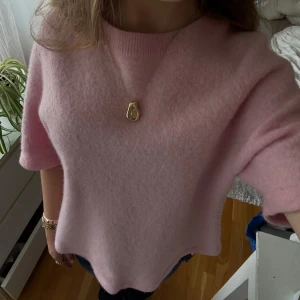 Ljusrosa stickad tröja från & Other Stories - Tröjan är knappt använd och har inga defekter! Storlek L men passar även för dig som är M/S💘  