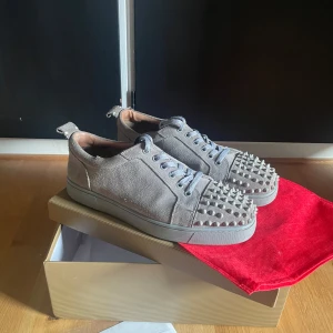 Gråa Christian Louboutin  - Gråa Louboutins i fint skick