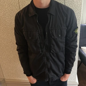 Stone Island jacka - Säljer denna tvärfeta stone island jackan perfekt inför hösten för en riktigt fet drip🍁jackan är 100% äkta. Tveka inte på att kontakta vid minsta fundering eller om du har några frågor!🙌