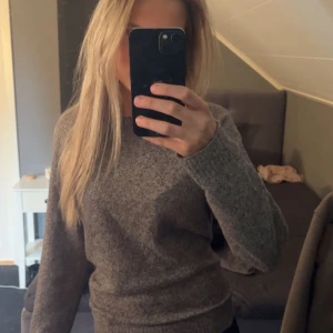 Stickad tröja - Superfin brun stickad tröja i storlek M men passar mig som har S. Superfint skick inga defekter eller noppror 