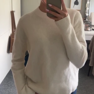 Vit stickad tröja  - Mysig vit stickad tröja från & other stories med rund halsringning och långa ärmar. Perfekt nu till hösten! Inte använd många gånger!💕pris kan diskuteras!
