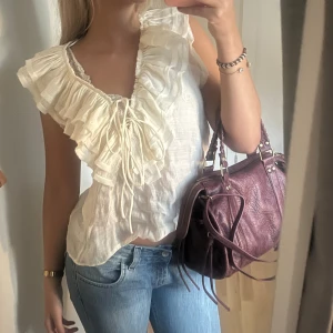 Jättefin topp! - Säljer denna söta toppen med volang från Zara. Använd ett fåtal gången så bra skick 💕