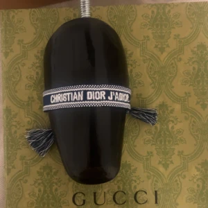 Cd-armand/perfekt till hösten - •Justerbart Armband, med en väldigt lyxig look. •En väldigt liten men viktig detalj, som gör stor skillnad på din outfit.