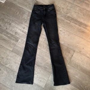 Jeans  - Säljer ett par jättesnygga bekväma jeans ifrån Only i storlek Xs och längd 32. Jag är 170cm lång. Pris går att diskutera 💕