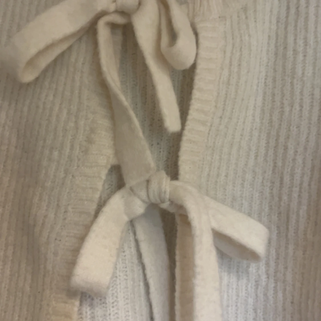 Vit stickad kofta med knyt från Gina Tricot - 2