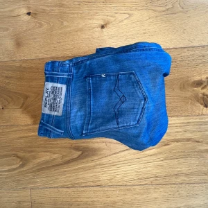 Blå jeans från Replay - Riktigt snygga repaly jeans. Storlek 29/30. Vid några frågor är det bara att komma till dm. Priset är ej hugget i sten!