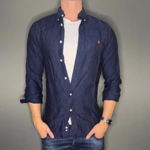 Morris linne skjorta - Hej säljer nu min fina Morris linne skjorta i storlek S. Den är i nyskick och kommer vara otroligt snygg nu i höst. Nypris cirka 2000kr! Vi kommer att sälja liknande produkter så glöm inte följa profilen!🌊🍾