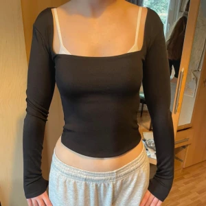 Tröja - Croppad långärmad tröja från new yorker. Kan vara något nopprig men annars fin 💕