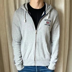 Morris hopdie - Fet Morris hoodie i storlek S fast skulle mer säga att den passar mer M | modellen är 185 cm lång och väger ca 77 kg och den sitter bra | fint skick, fraktar oftast samma dag