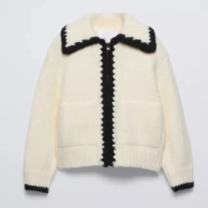 Vit stickad cardigan jacka med svart kant - Superfin stickad cardigan jacka i vitt med bred krage och svarta sicksack-detaljer längs krage, dragkedja och ärmslut. Materialet är mjukt och mysigt, perfekt för kyligare dagar. Mycket eftertraktad och såå fin ❣️🥹 Lånade bilder så be om egna eller om ni har andra frågor ❣️❣️Storlek 164 men passar mig med xs/s. Om ni vill ha billigare pris kan jag ge min vinted, då de tar mindre avgifter ❣️❣️