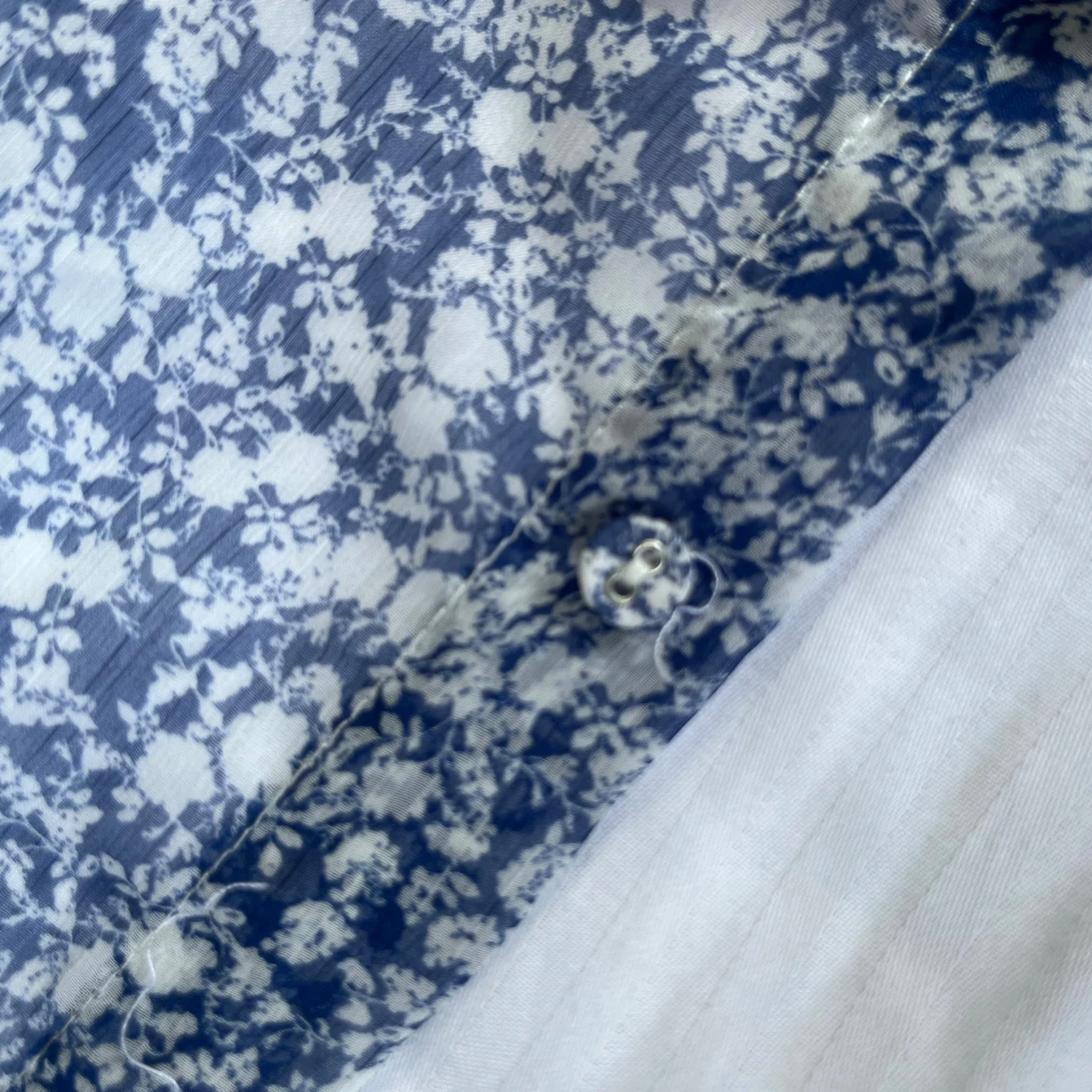 Blåvit blommig skjorta i tunn polyester - 3