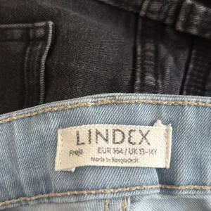 Ljus blåa jeans - Defekten fanns där när jag köpte men upptäcktes efter öppet köp gått ut, aldrig använda, köpte för 399 säljer för 50kr pga defekt