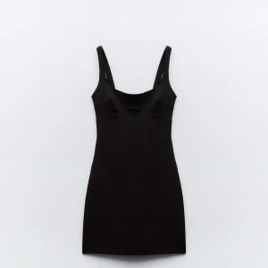 Svart figursydd kortklänning med breda axelband.  - Säljer en svart, figurnära kortklänning med breda axelband, öppen rygg och ärmlös modell. Perfekt för dig som gillar minimalistisk stil och vill ha en klänning som sitter snyggt på kroppen. Den är tyvärr för liten för mig vid bysten, min lillasyster har den på bilderna då den ej passar mig somsagt. Säljer den helt oanvänd. 