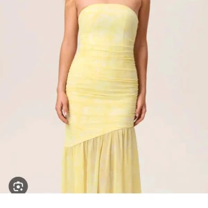 Gul långklänning från Adoore - Supersöt långklänning i ljusgul nyans från Adoore. Klänningen är aldrig använd och har lapp kvar. Säljer då den är för liten för mig